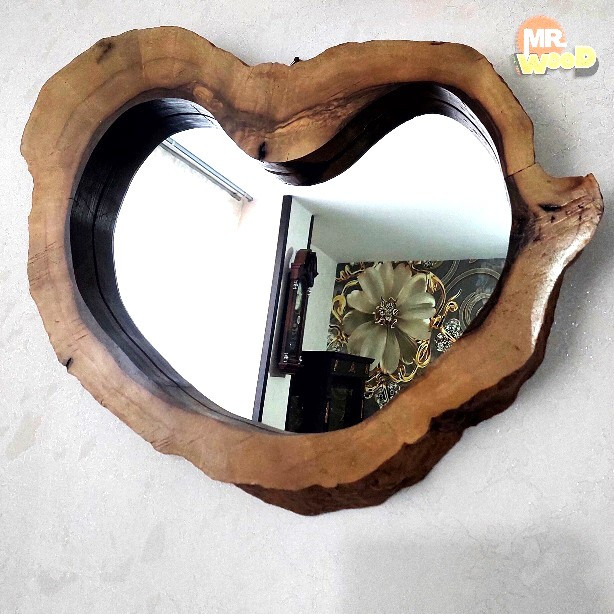 نمای نزدیک از بافت طبیعی چوب گردو در آینه روستیک
