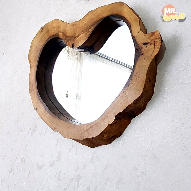 نصب آینه چوب گردوی لبهزنده روی دیوار منزل
