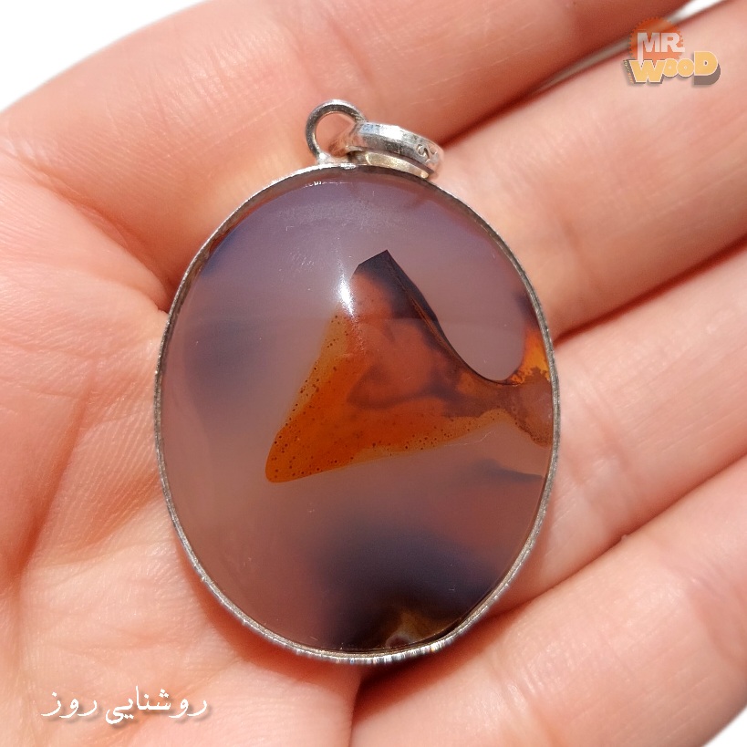 نمای نزدیک از گردنبند عقیق مصور خراسان با زمینه روشن و نقش تصویری خاص