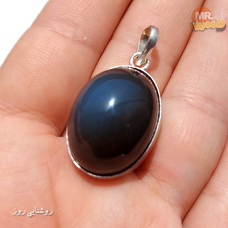 نمای نزدیک سنگ مشکی گردنبند عقیق سلیمانی با رکاب نقره