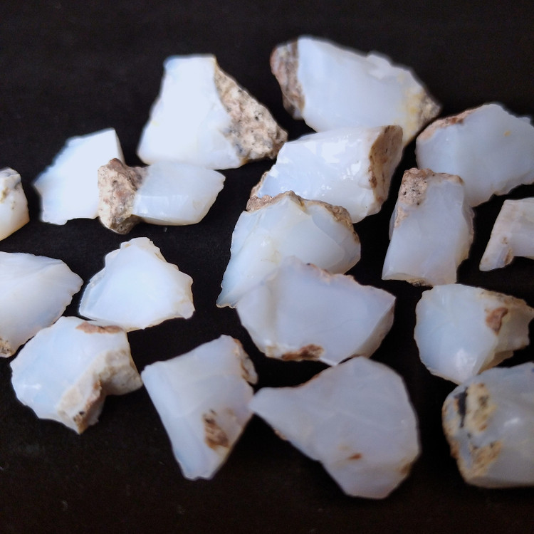 بررسی دقیق سطح دستنخورده و طبیعی سنگ اپال خام