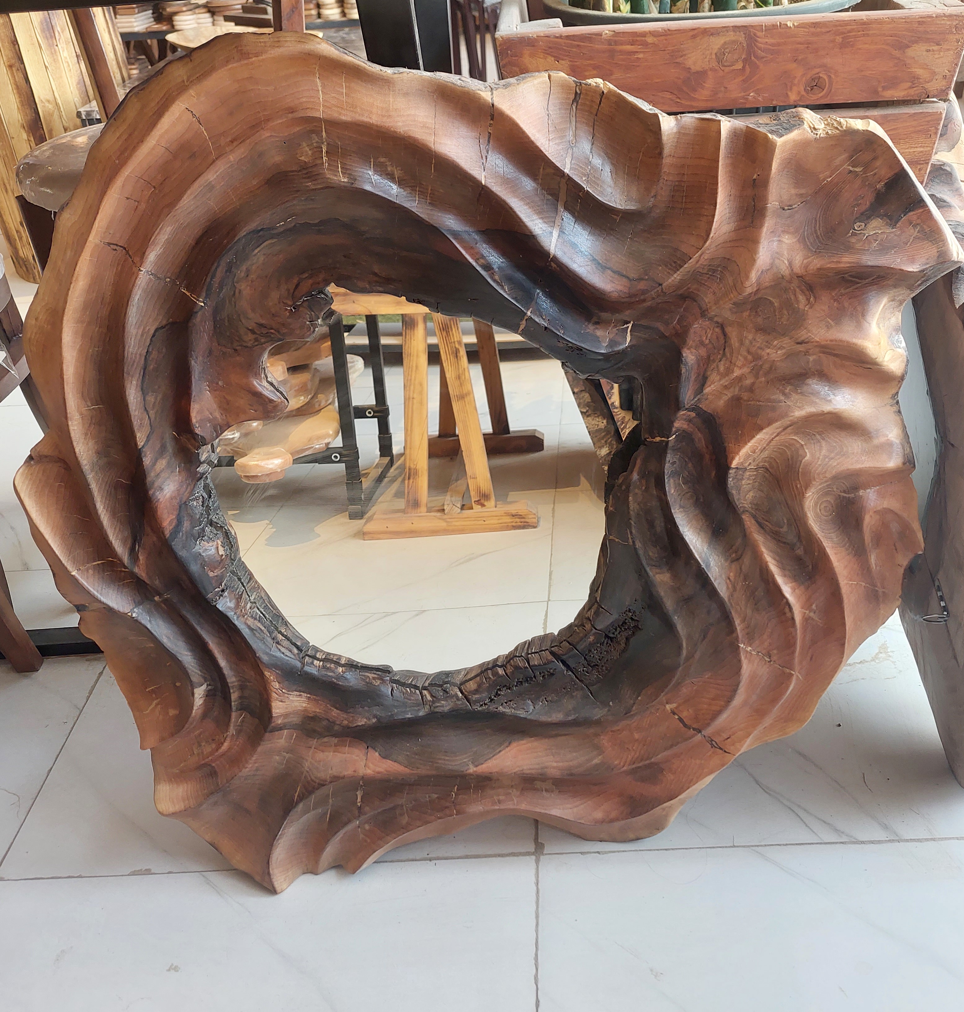 آینه دیواری بزرگ چوبی دست تراش دفرمه 62x94 سانت | تکنسخه و تکرارنشدنی | چوب گردو کوهستان با پوشش ضدآب | دکوراتیو شیک و مجلل