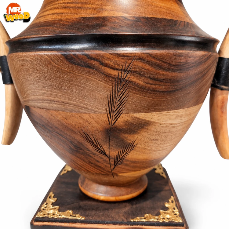 نمای روبهرو جاشکلاتی دستساز چوب گردو تاجدار با نقش گندم حکاکیشده روی بدنه و اتصال چرمی دستهها