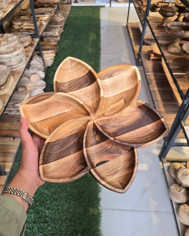 اردوخوری چوبی طرح گل نرگس پر از آجیل و خشکبار برای سرو مهمانی، سایز 30 سانتیمتر – دستساز مستروود»